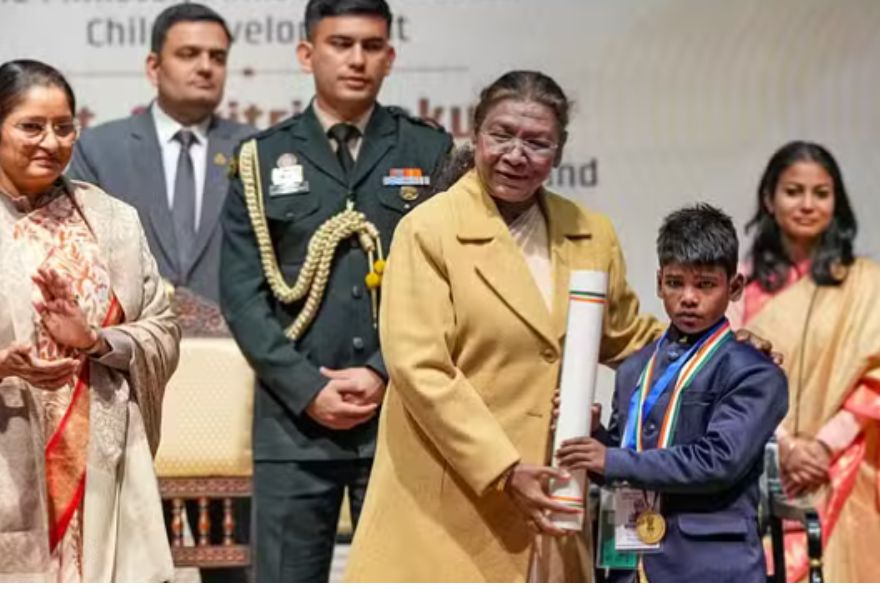 ১৭ টি শিশুক ‘প্ৰধানমন্ত্ৰী ৰাষ্ট্ৰীয় বাল পুৰস্কাৰ’ প্ৰদান কৰে ৰাষ্ট্ৰপতি দ্ৰৌপদী মুৰ্মুৱে
