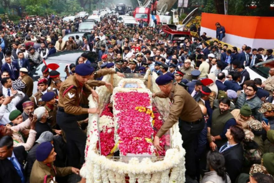 মনমোহন সিঙলৈ সন্মানঃ ৰাষ্ট্ৰীয় পতাকা অৰ্ধনমিত কৰাৰ ঘোষণা এইখন দেশৰ চৰকাৰৰ