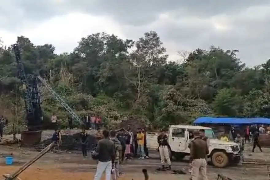 উমৰাংছুৰ কয়লাখনিত ভয়ংকৰ ঘটনা...আৱদ্ধ প্ৰায় ১৫ জনকৈ শ্ৰমিক