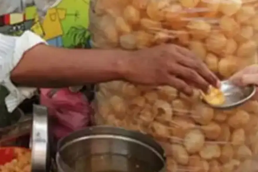৪০ লাখ টকা উপাৰ্জন কৰিলে পানীপুৰী বিক্ৰেতাই...আহিল জি এছ টিৰ জাননী