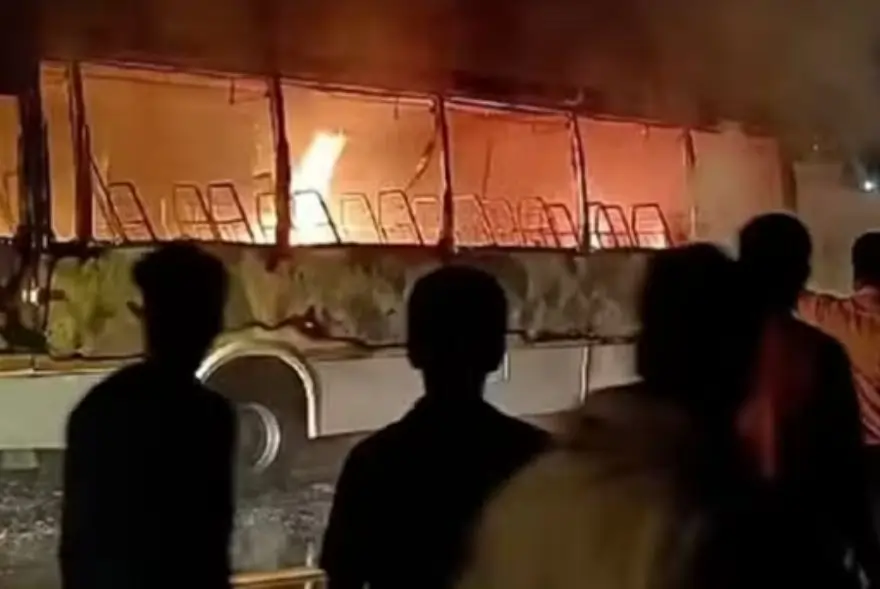 বনভোজলৈ যোৱা বাহনত লাগিল জুই...১১জন আহত