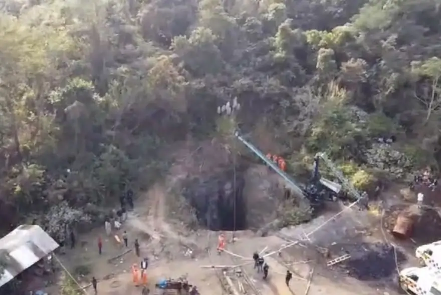 খনিৰ ভিতৰত হোৰাহোৰে বাঢ়িছে পানী, বিশেষজ্ঞ ডুবাৰুৰ দ্বাৰা চলি আছে অভিযান