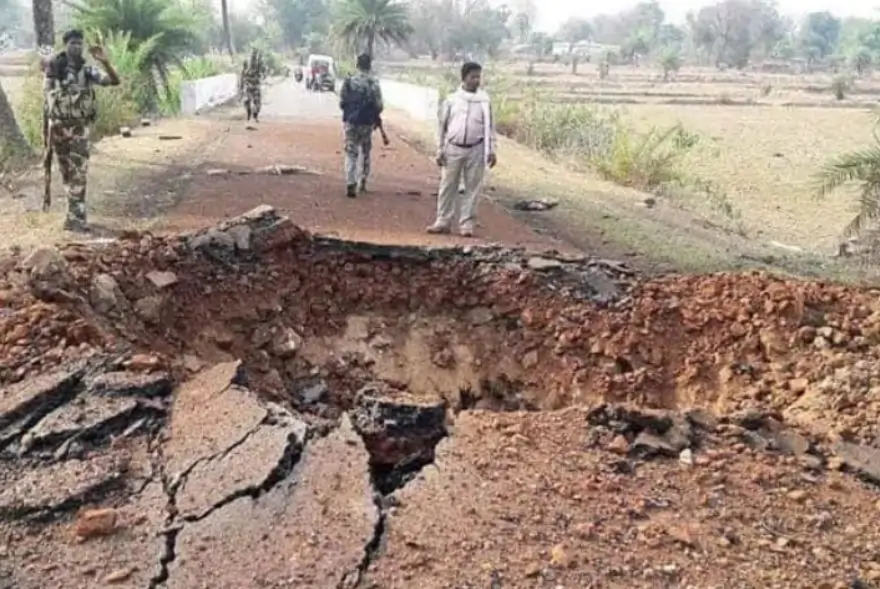 নিৰাপত্তাৰক্ষীৰ বাহনত নক্সালবাদীৰ বৃহৎ আক্ৰমণ
