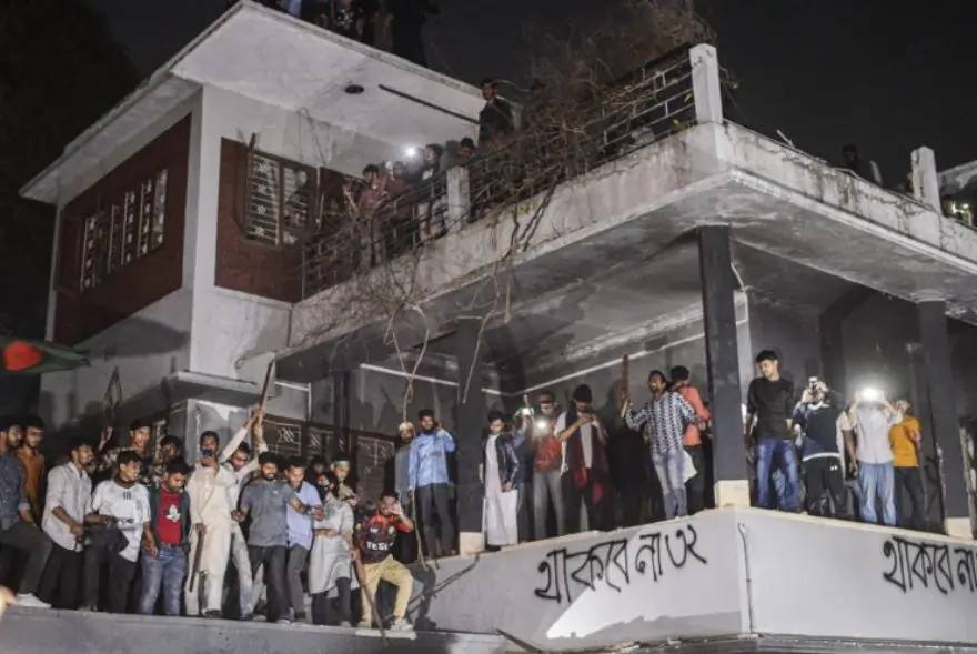 ‘বুলডজাৰেৰে বাংলাদেশৰ ইতিহাস মচিব নোৱাৰিব’...প্ৰতিবাদকাৰীক কঠোৰ সকীয়নি শ্বেখ হাছিনাৰ