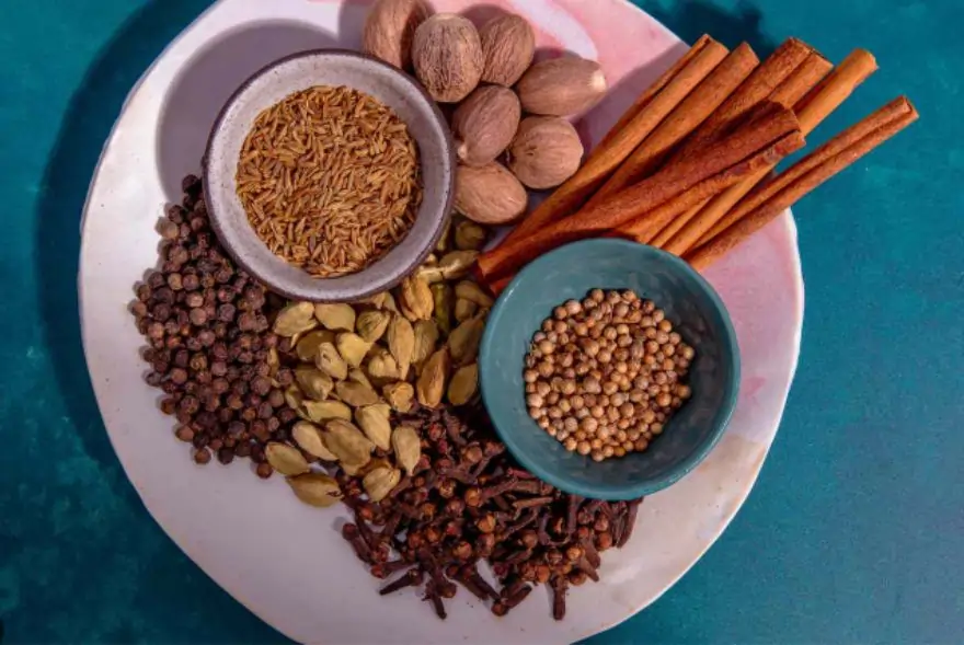 গৰম মছলাৰ আছে বহু লাভালাভ আৰু অপকাৰিতা...খোৱাৰ পূৰ্বে জানি লওক দুয়োটা