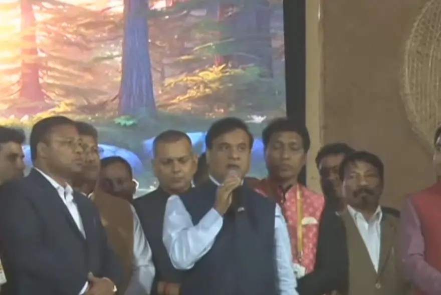 ঝুমুইৰ বিনন্দিনীৰ আখৰা উপভোগ কৰি মুখ্যমন্ত্ৰীৰ ডাঙৰ ঘোষণা...