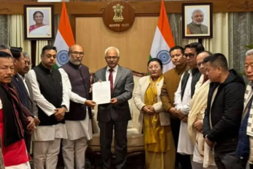 মণিপুৰৰ ৰাজনৈতিক সংকটৰ মাজতে ৰাজ্যপালক সাক্ষাৎ বিজেপিৰ, নিৰ্বাচনৰ দাবী বিৰোধীৰ