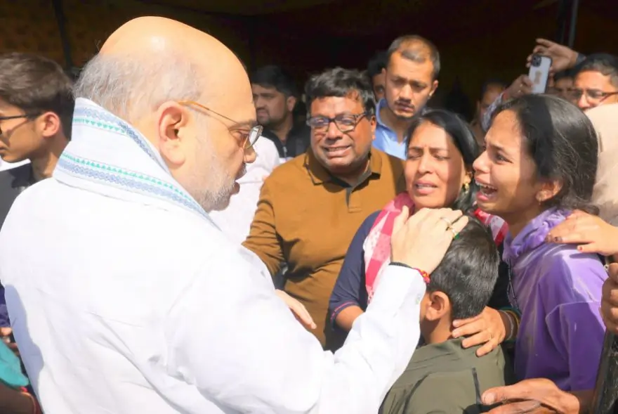 পহলগাম আক্ৰমণৰ ভুক্তভোগীক সাক্ষাৎ অমিত শ্বাহৰ