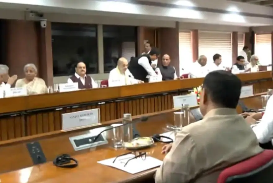‘এই সংকটৰ সময়ত আমি চৰকাৰৰ লগত আছো’... সৰ্বদলীয় বৈঠকৰ অন্তত ক’লে খাৰ্গেই