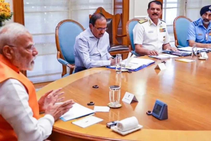 প্ৰধানমন্ত্ৰী মোদীক সাক্ষাৎ বায়ুসেনাৰ মুৰব্বীৰ...