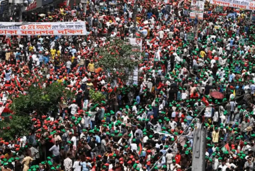 সাধাৰণ নিৰ্বাচনৰ দাবীত বাংলাদেশৰ ৰাজপথত জনতা...