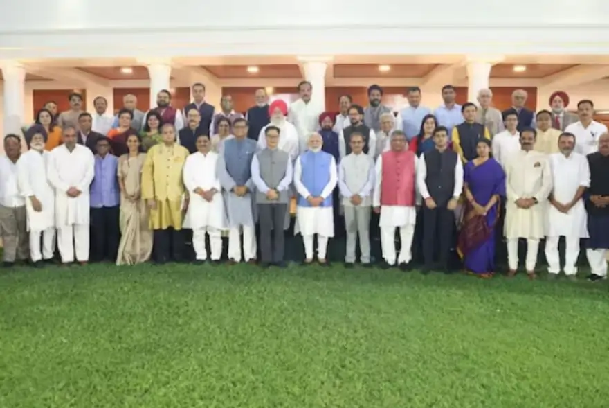 সৰ্বদলীয় প্ৰতিনিধি দলক সাক্ষাৎ প্ৰধানমন্ত্ৰী মোদীৰ