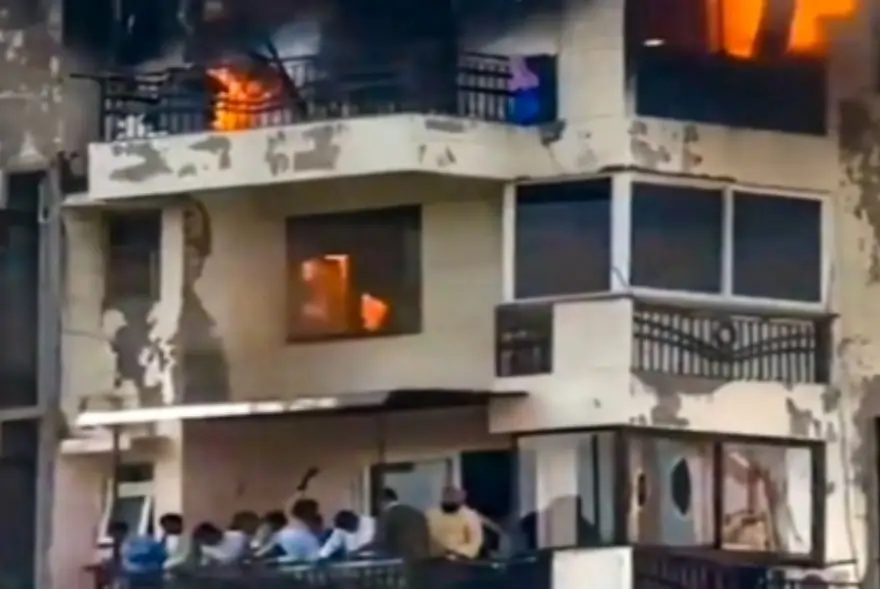 অগ্নিকাণ্ডৰ পৰা ৰক্ষা পাবলৈ জঁপিয়ালে সপ্তম মহলাৰ পৰা
