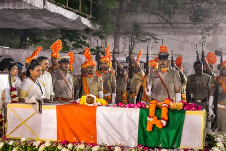 ৰাজ্যিক মৰ্যদাৰে বিজয় ৰূপানীৰ অন্ত্যেষ্টিক্ৰিয়া সম্পন্ন