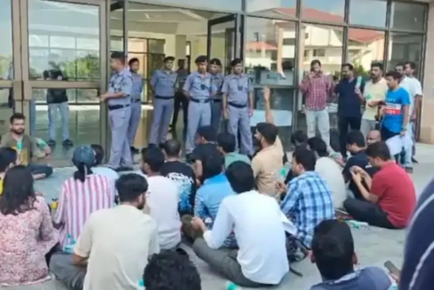 ছাত্ৰ-ছাত্ৰীৰ প্ৰতিবাদত কঁপিল আই আই টি গুৱাহাটী