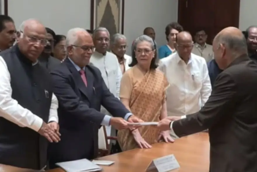 উপ-ৰাষ্ট্ৰপতি পদৰ বাবে মনোনয়ন দাখিল বিৰোধী প্ৰাৰ্থী বি সুদৰ্শন ৰেড্ডীৰ