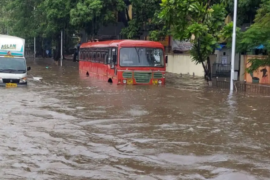 বৰষুণত বিধ্বস্ত মায়ানগৰী মুম্বাই