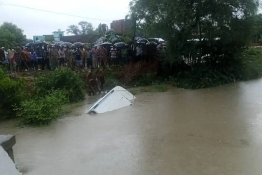ভয়ংকৰ দুৰ্ঘটনা… খালত পৰিল মন্দিৰ অভিমুখী চাৰিচকীয়া বাহন