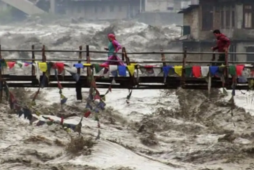 ধাৰাবাহিকভাৱে হোৱা মুষলধাৰ বৰষুণত উত্তৰাখণ্ডত প্ৰভাৱিত স্বাভাৱিক জীৱন