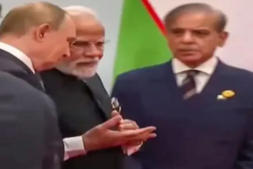 পুটিনৰ সৈতে হাঁহি হাঁহি আগবাঢ়িল প্ৰধানমন্ত্ৰী মোদী